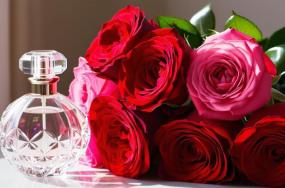 Beautiful-roses-aside-of-rose-water-in-HD-look-5435 Beautiful-roses-aside-of-rose-water-in-HD-look-5435